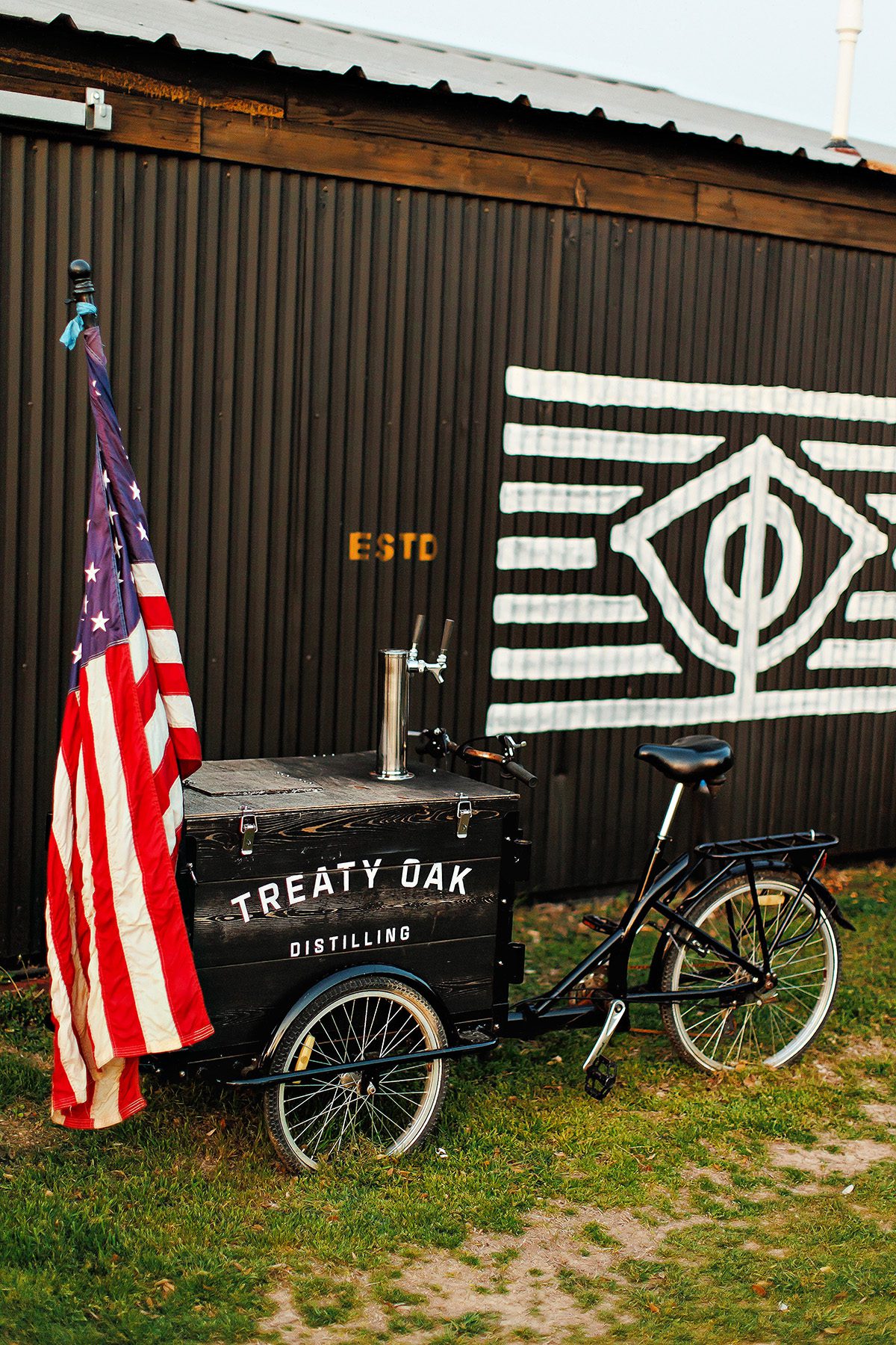 Treaty Oak vintage bicycle with american flag in Dripping Springs